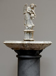 Acquasantiera con statua di angelo