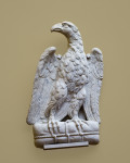 Aquila di Calimala con ali chiuse, torsello e becco a destra
