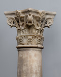 Colonna con volute e foglie con bacche