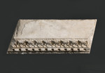 Frammento cornice architettonica dalla facciata arnolfiana del duomo con decorazione a cima lesbia e dentelli