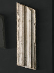 Frammento cornice architettonica dalla facciata arnolfiana del duomo con scanalatura centrale