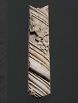 Frammento cornice architettonica dalla facciata arnolfiana del duomo a semicolonna a tortiglione con scanalature e un mezzo rosone