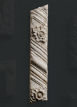 Frammento cornice architettonica dalla facciata arnolfiana del duomo a semicolonna a tortiglione con modanature e due rosoni