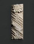 Frammento cornice architettonica dalla facciata arnolfiana del duomo a semicolonna a tortiglione con modanature e lacerto di rosone
