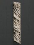 Frammento cornice architettonica dalla facciata arnolfiana del duomo a colonna tortile con cordoli multipli con giro a sinistra e quattro rosoni