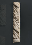Frammento cornice architettonica dalla facciata arnolfiana del duomo a semicolonna a tortiglione con modanature e due rosoni