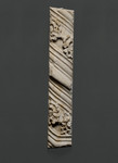 Frammento cornice architettonica dalla facciata arnolfiana del duomo a colonna tortile con quattro rosoni