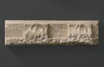 Frammento cornice architettonica dalla facciata arnolfiana del duomo con dentelli a foglia d'acqua