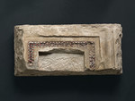 Frammento cornice architettonica dalla facciata arnolfiana del duomo con modanatura quadrangolare e decorazione musiva