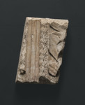 Frammento cornice architettonica dalla facciata arnolfiana con motivi a foglia e scanalature
