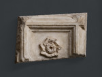Frammento cornice architettonica dalla facciata arnolfiana del duomo a lacunare quadrangolare con rosone