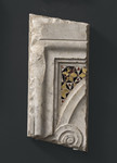 Frammento cornice architettonica dalla facciata arnolfiana del duomo con modanature e decorazione musiva cosmatesca