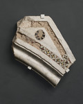 Frammento cornice architettonica dalla facciata arnolfiana del duomo con decorazione a intarsio a timpano triangolare