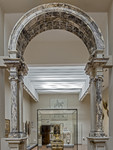 Arco sorretto da colonne proveniente dal coro del Duomo