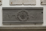 Architrave di caminetto con stemma gentilizio della famiglia Martelli