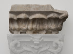 Cornice architettonica con fiore centrale