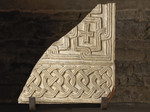 Frammento di arredo liturgico tardo antico con croce e treccia a fettuccia