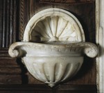 Acquasantiera da parete con valva di conchiglia