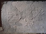 Lastra tombale con stemma ignoto ed epigrafe illeggibile