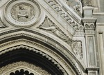 Rilievo Angelo reggimedaglione destro della Porta dei Canonici
