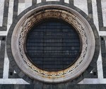 Oculo secondo da destra del fianco settentrionale della Cattedrale
