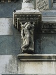 Mensola di mostra di finestra con Putto e foglie sinistro