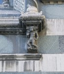 Mensola di mostra di finestra con Putto e foglie destro