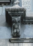 Mensola di mostra di finestra con Putto tra foglie sinistro