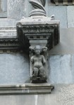 Mensola di mostra di finestra con Putto tra foglie destro