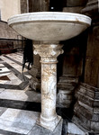 Acquasantiera con fusto a colonna con capitello ionico