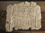 Frammento di arredo liturgico tardo antico con grappolo d'uva e croci