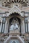 Madonna con Bambino in trono, al centro della Galleria degli Apostoli, sulla facciata di Santa Maria del Fiore