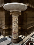 Acquasantiera con fusto a colonna e base ottagonale