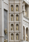 Statue dagli sguanci del portale centrale