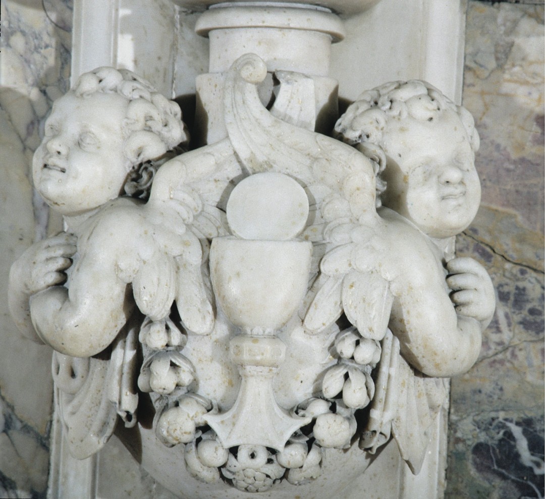 Mostra d'altare maggiore con mensole a vaso con Cherubini arpie e festoncini