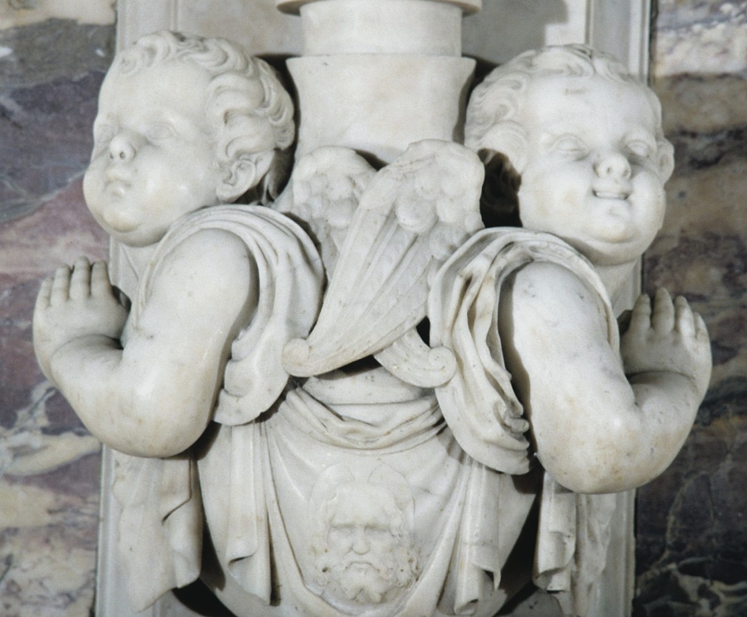 Mostra d'altare maggiore con mensole a vaso con Cherubini arpie e festoncini