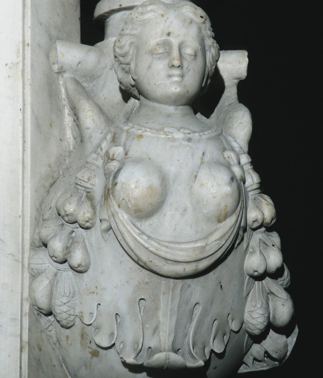 Mostra d'altare maggiore con mensole a vaso con Cherubini arpie e festoncini