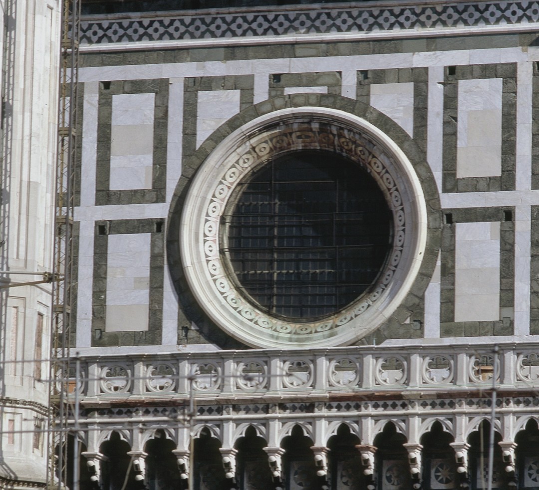 Oculo primo da sinistra del fianco meridionale della Cattedrale