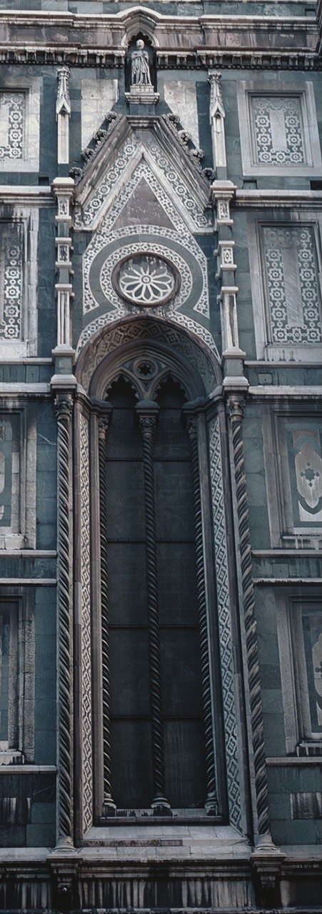 Finestra prima da destra del fianco settentrionale della Cattedrale