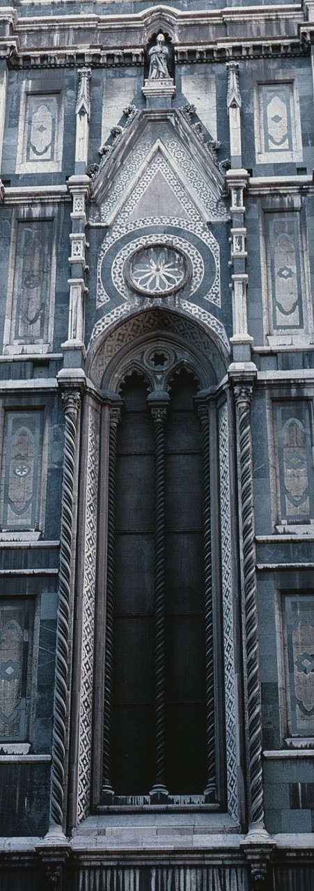 Finestra seconda da destra del fianco settentrionale della Cattedrale