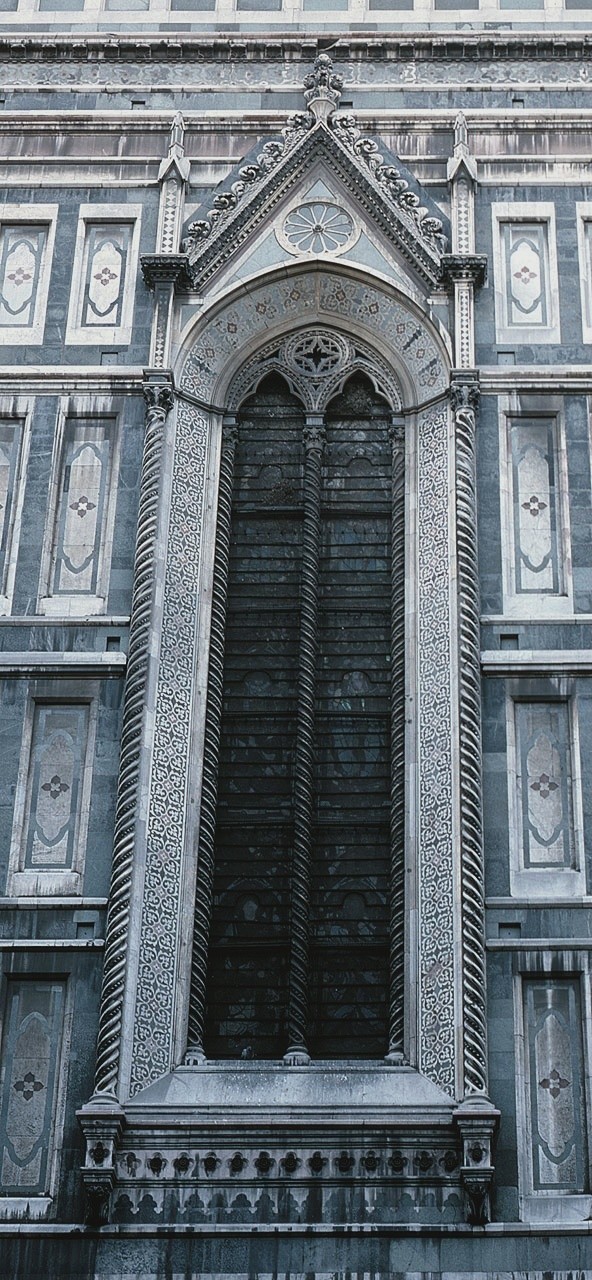Finestra quinta da destra del fianco settentrionale della Cattedrale