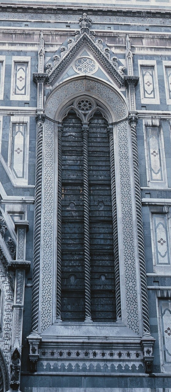 Finestra sesta da destra del fianco settentrionale della Cattedrale