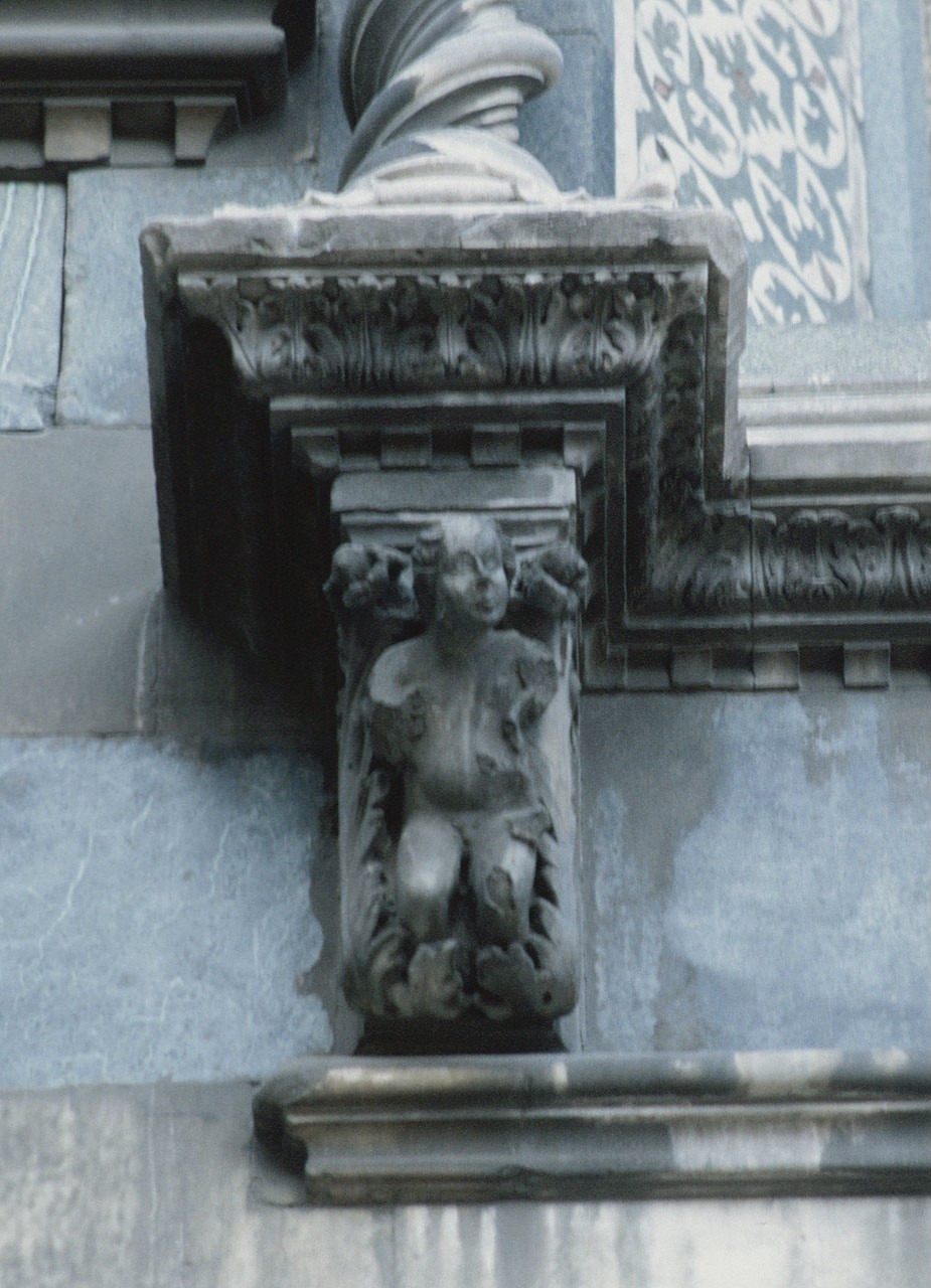 Mensola di mostra di finestra con Putto tra foglie sinistro