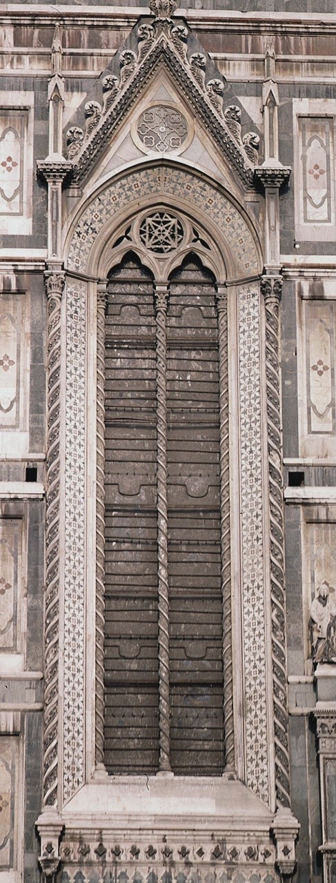Finestra sesta da sinistra del fianco meridionale della Cattedrale