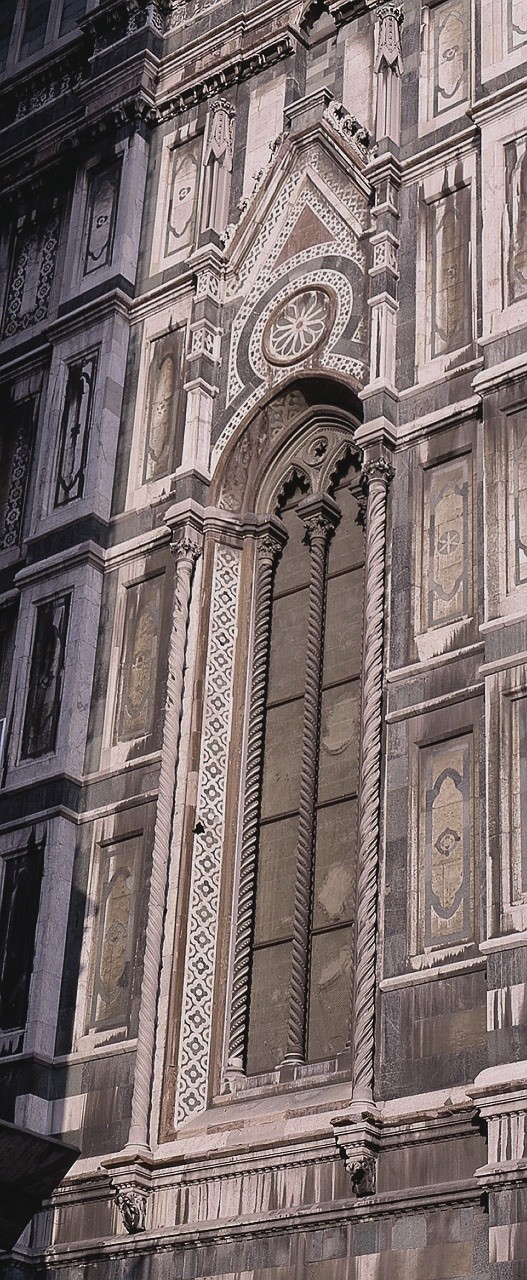 Finestra seconda da sinistra del fianco meridionale della Cattedrale