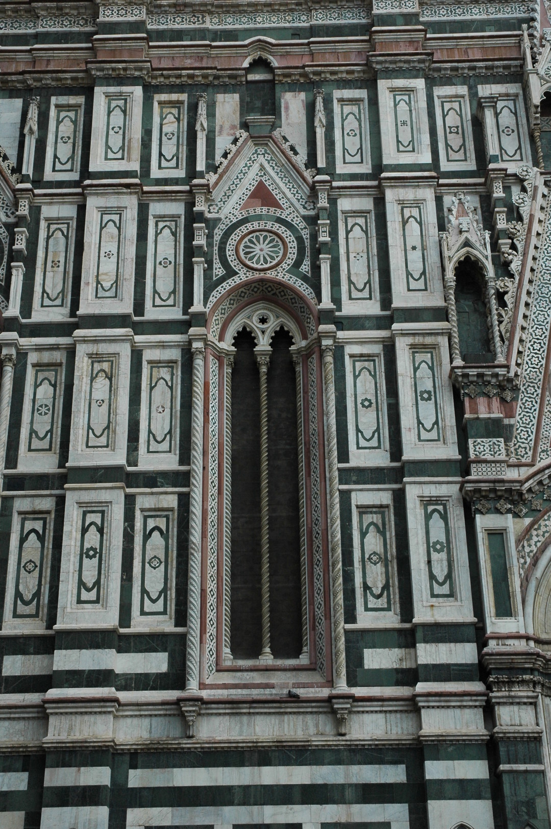 Finestra terza da sinistra del fianco meridionale della Cattedrale