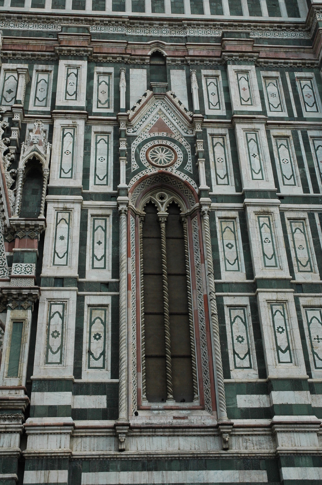 Finestra quarta da sinistra del fianco meridionale della Cattedrale