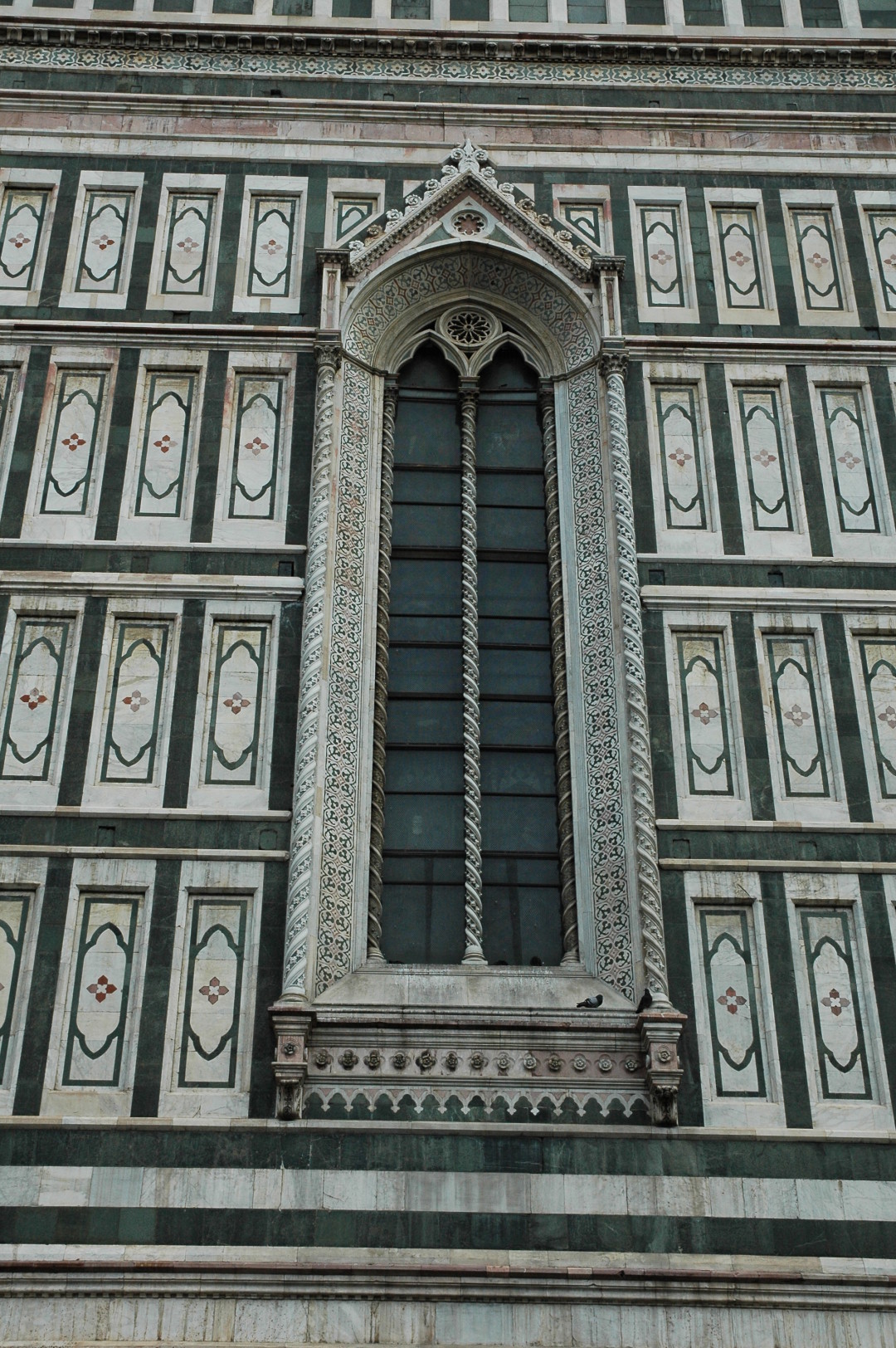 Finestra quinta da sinistra del fianco meridionale della Cattadrale