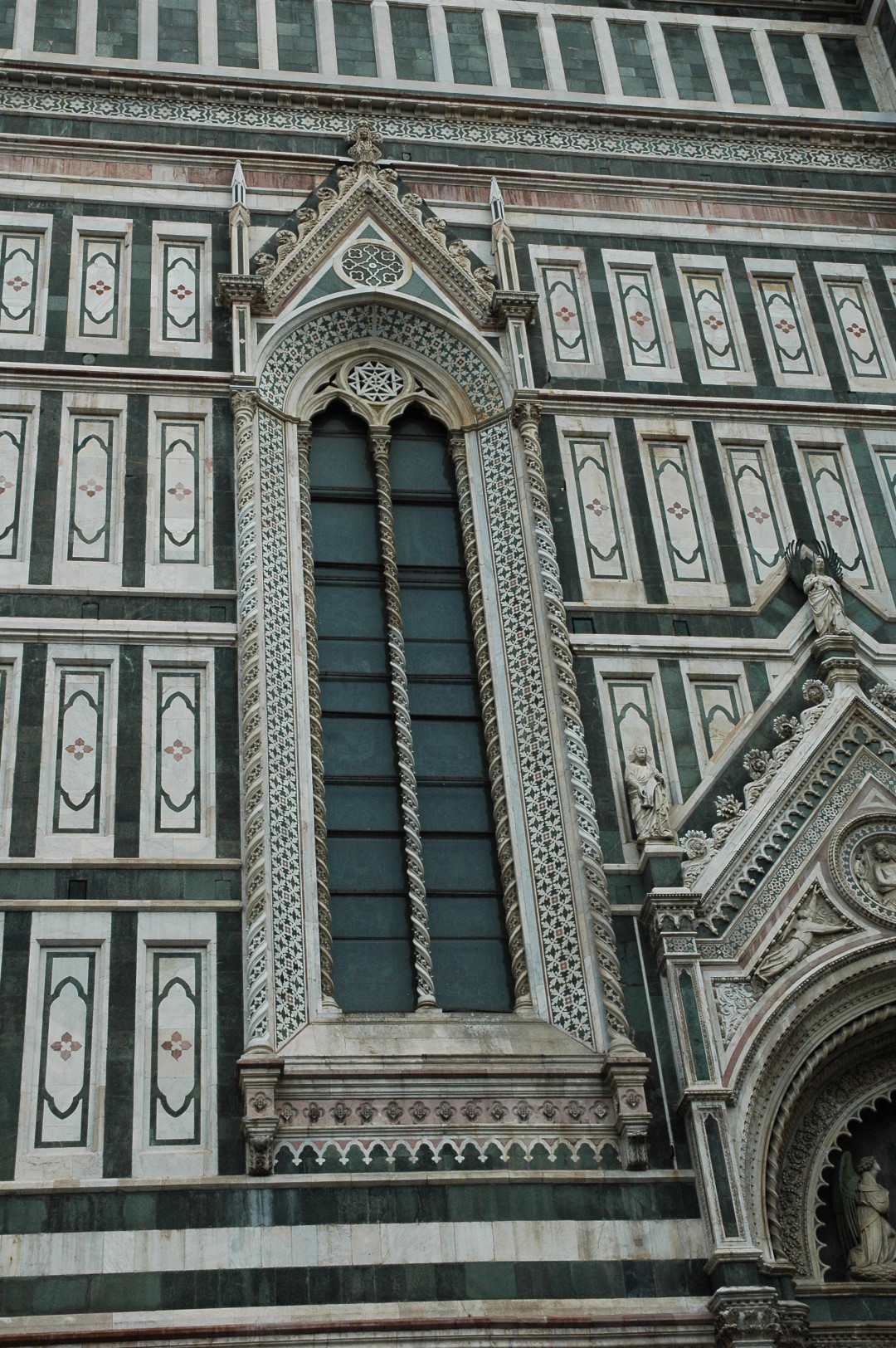 Finestra sesta da sinistra del fianco meridionale della Cattedrale