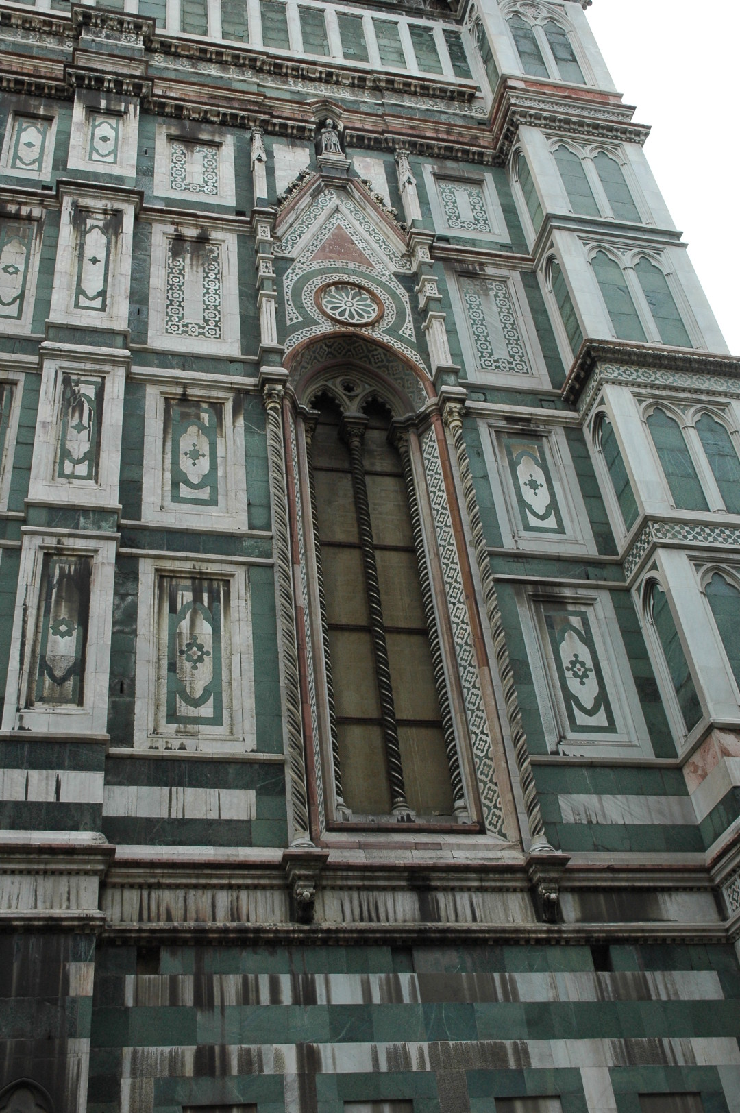 Finestra prima da destra del fianco settentrionale della Cattedrale